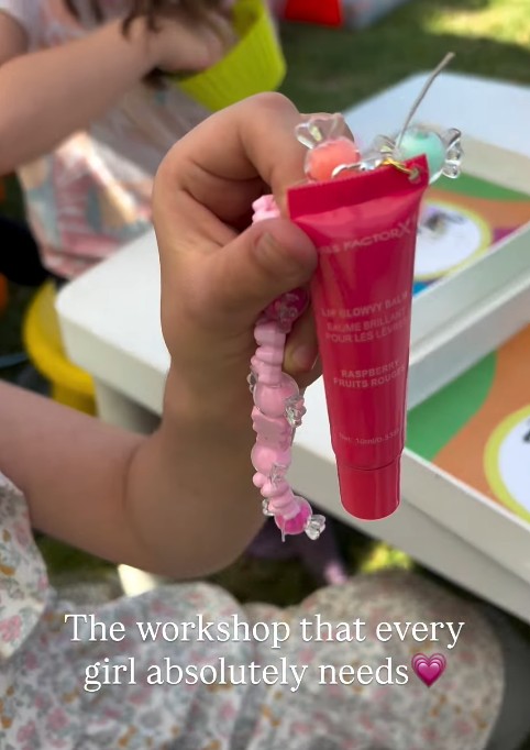 Taller de lip gloss con charms en una fiesta personalizada MORITA